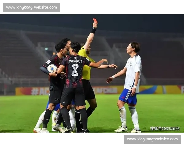 意外!横滨水手球员场上情绪失控,裁判果断出牌 意外!横滨水手球员场上情绪失控,裁判果断出牌